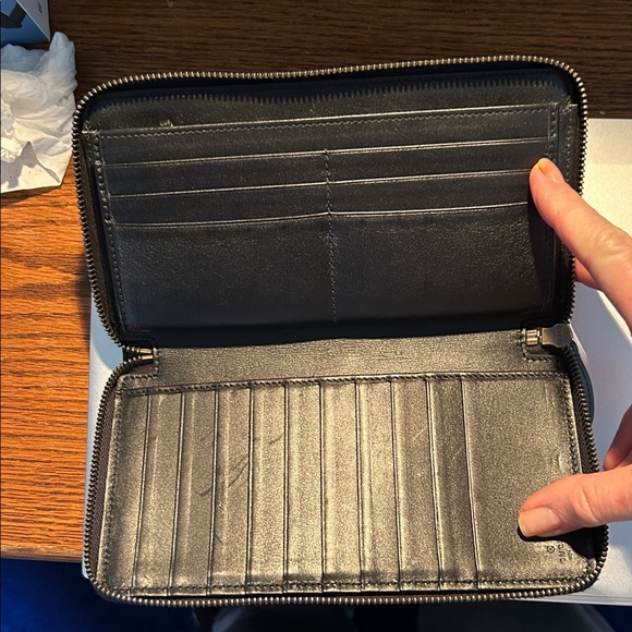 Gucci Black Chevron Wallet with Gold Emblem - Picture 3 of 4